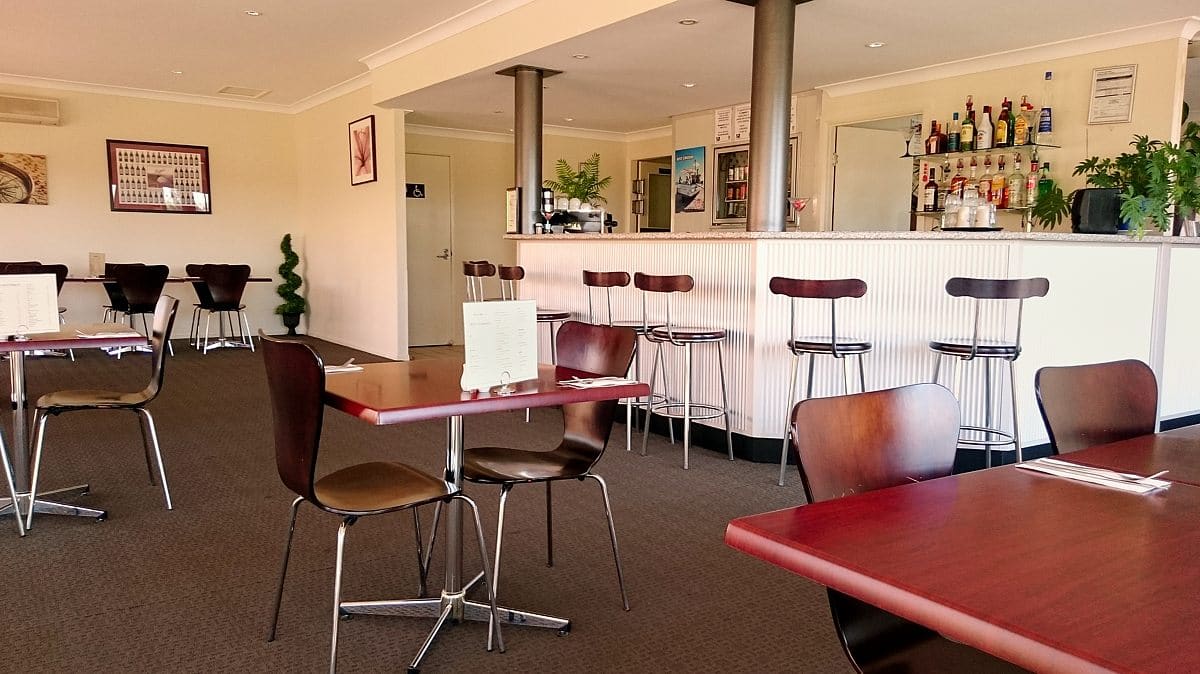 Oliver's Restaurant at Country Roads Motor Inn
